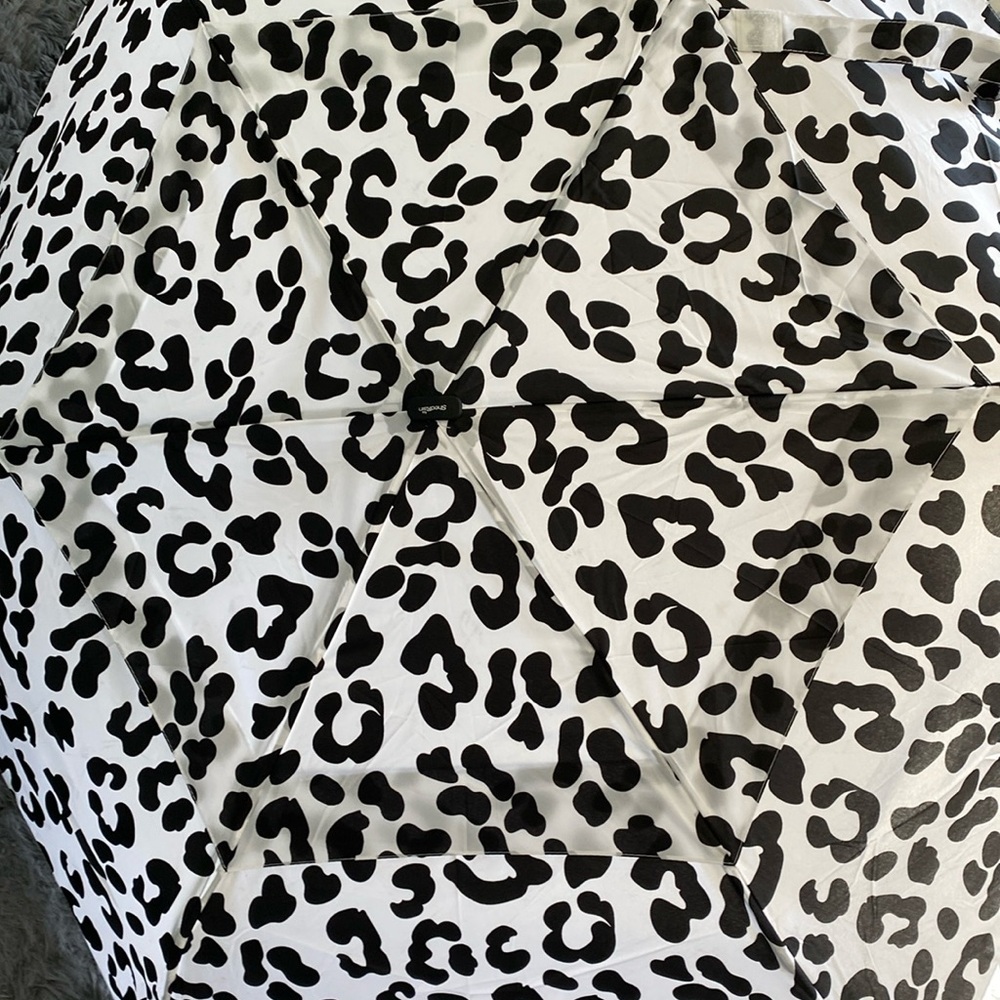 Windpro inversion resistant auto open & close umbrella snow leopard NWT